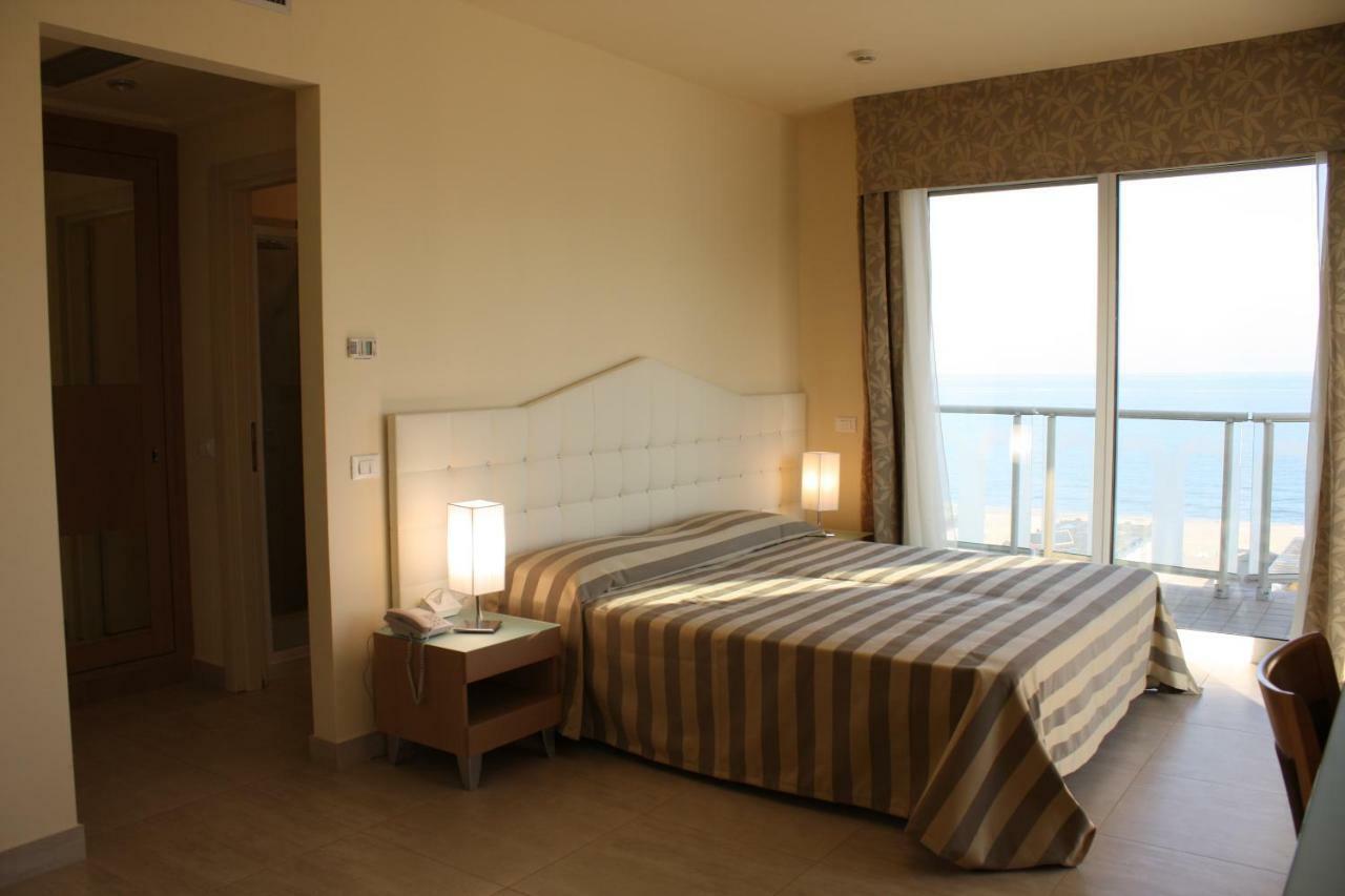 Adria 4*